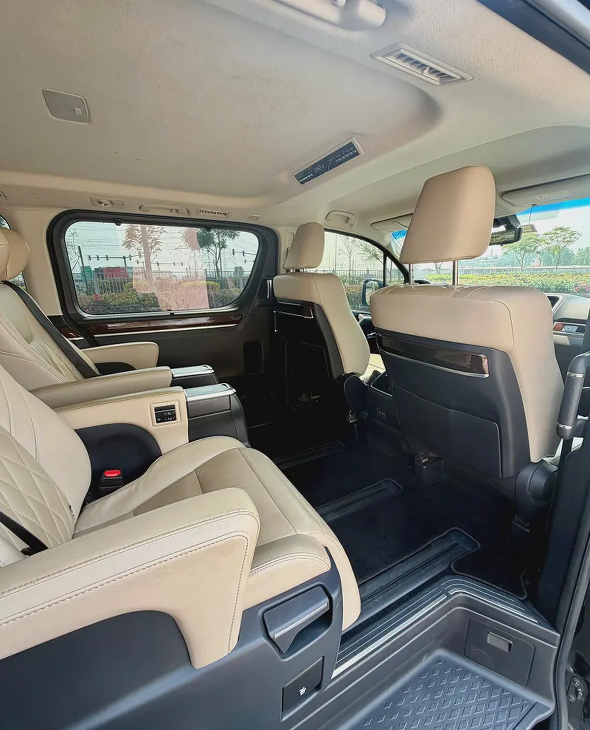 Toyota Granvia Premium 2023 | GCC Specs-13-13