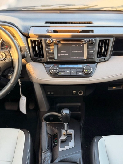 Toyota RAV4 XLE 2.5L 4x4 drive / sunroof, leather seats/ full option-5