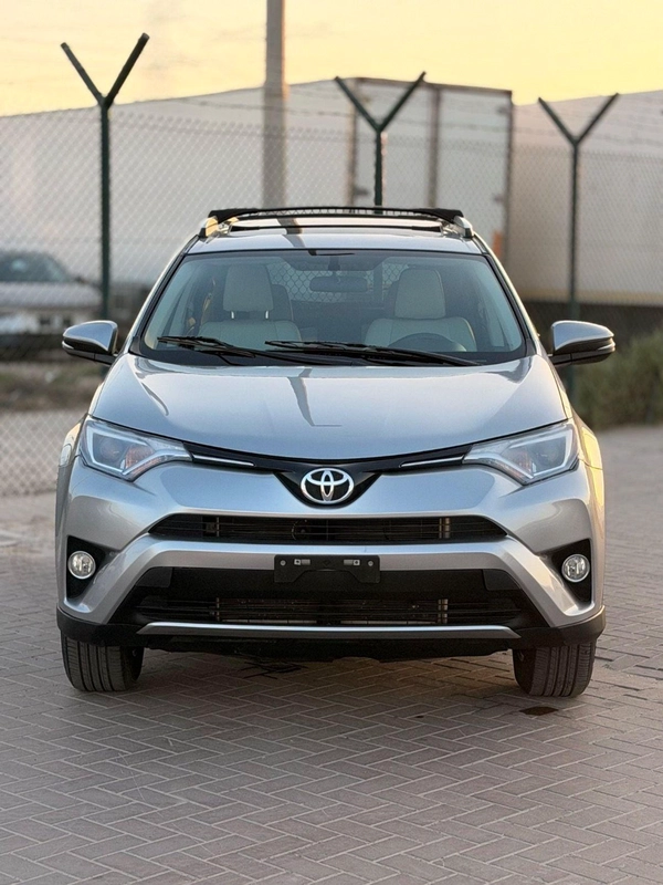 Toyota RAV4 XLE 2.5L 4x4 drive / sunroof, leather seats/ full option