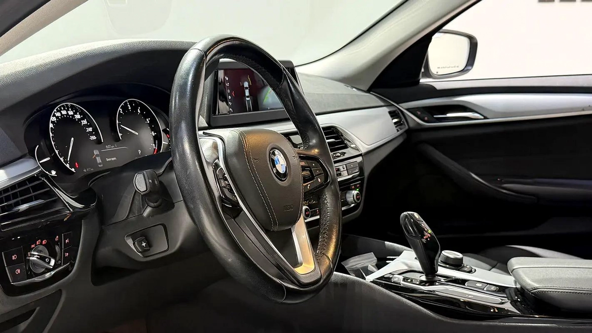 2019 GCC BMW 520i LUXURY LINE WARRANTY AND FINNACE AVAILABLE-9-9