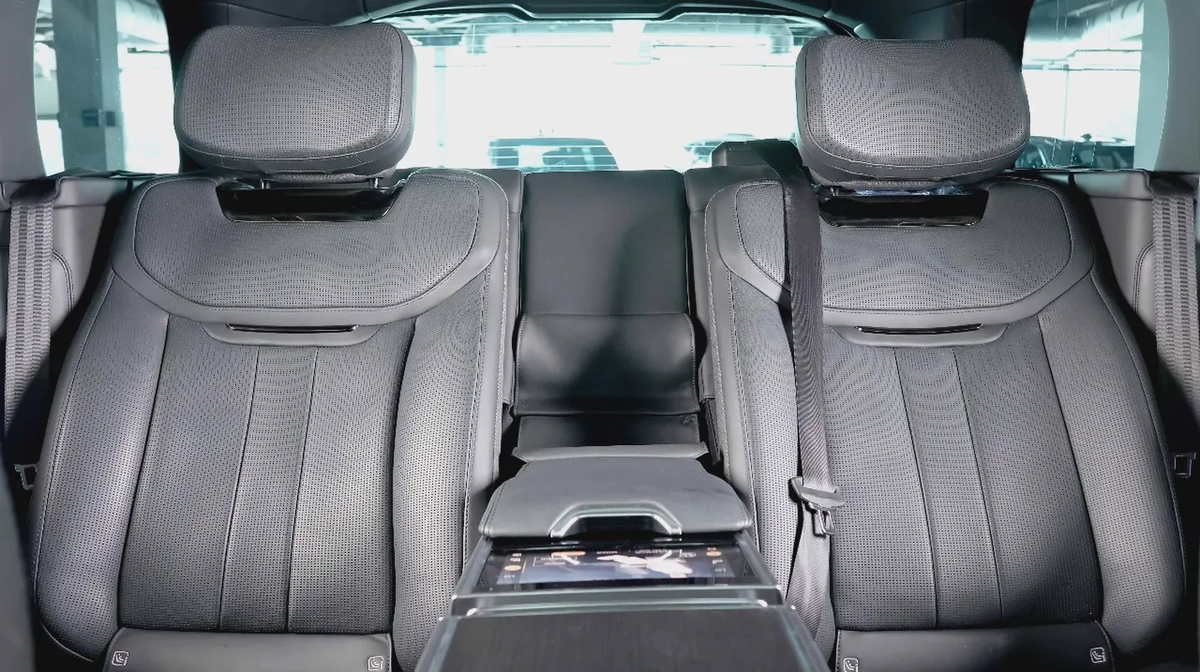 Range Rover SV-GCC-Warranty  Service from Al Tayer Until 2029-1 Owner-Bespoke Order-15-15