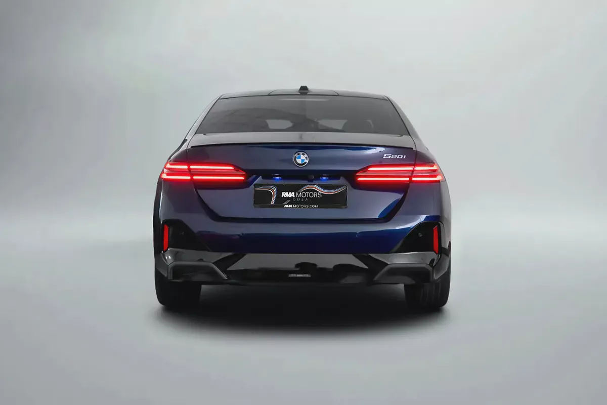 4,426 AED / 60 months | 0% DP | 2024 BMW 520i M Sport / Full AGMC BMW Service History-3-3