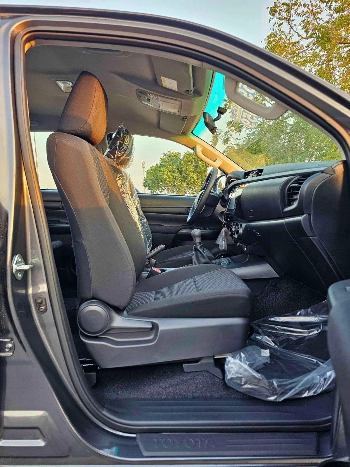 Toyota Hilux WIDE BODY TOYOTA HILUX WIDE BODY || 2.4L V4 DIESEL M/T | 3 AIRBAG | COOL BOX | LARGE DVD (CODE # HDMH)-13-0