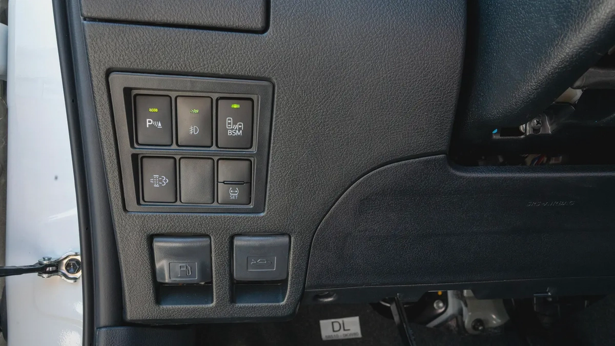 2026 Toyota Hilux SGLX 2.8L AT Diesel (White-Red)-8-8