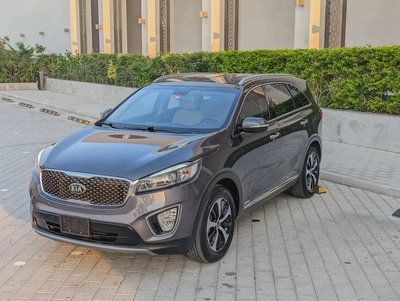 Kia Sorento 2016 GCC V6 Premium Condition 7 Seater Perfect Inside Out Low KM Family SUV-3