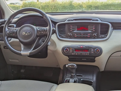 Kia Sorento 2016 GCC V6 Premium Condition 7 Seater Perfect Inside Out Low KM Family SUV-7