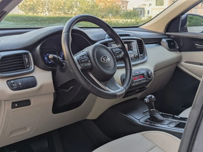 Kia Sorento 2016 GCC V6 Premium Condition 7 Seater Perfect Inside Out Low KM Family SUV-9