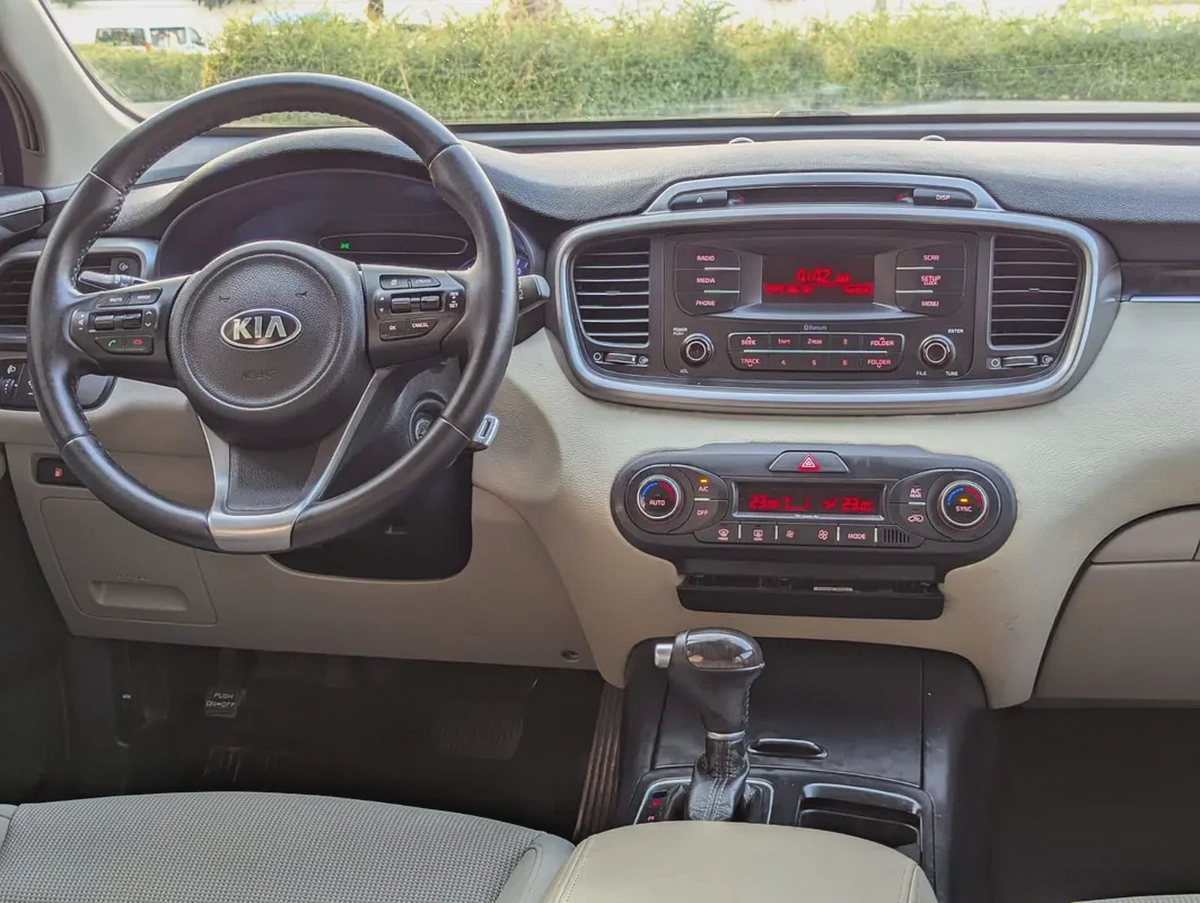 Kia Sorento 2016 GCC V6 Premium Condition 7 Seater Perfect Inside Out Low KM Family SUV-7-7