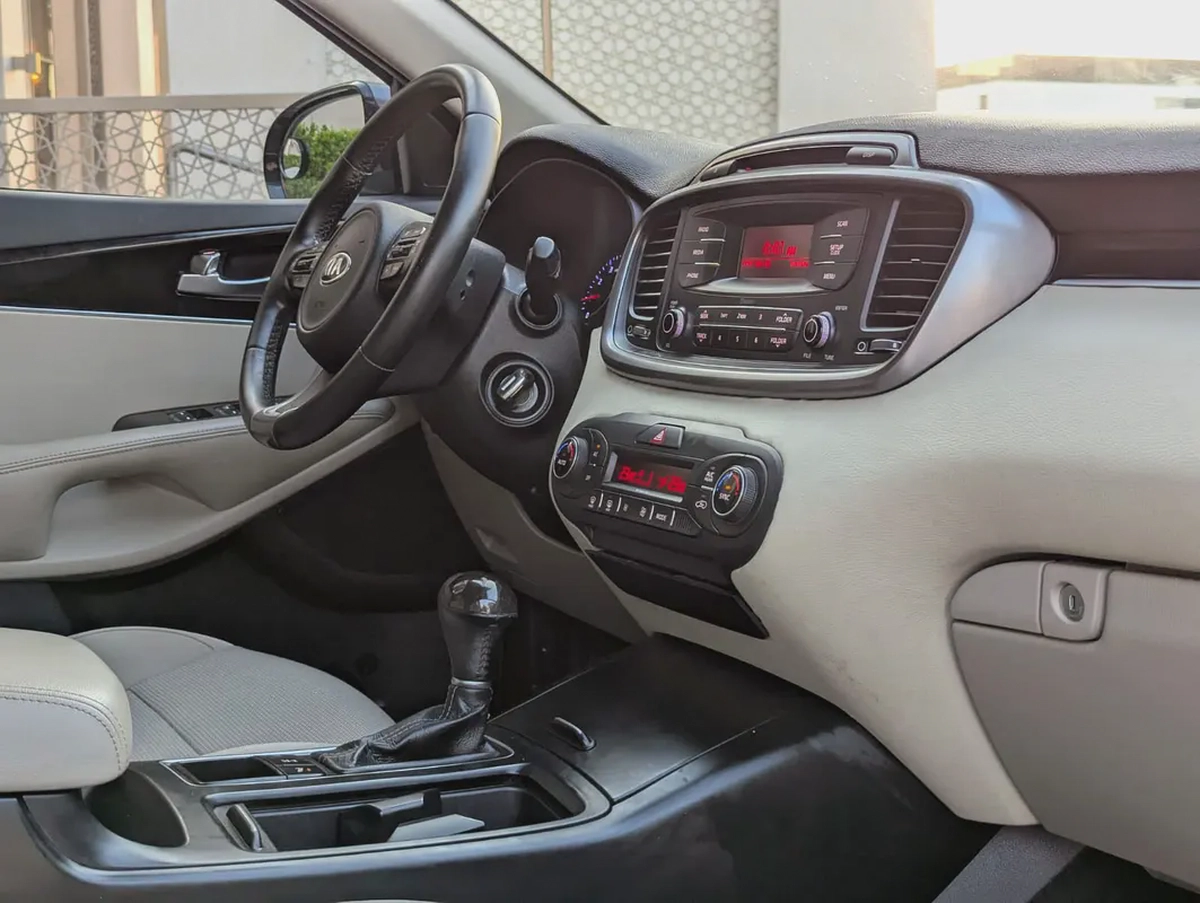 Kia Sorento 2016 GCC V6 Premium Condition 7 Seater Perfect Inside Out Low KM Family SUV-8-8