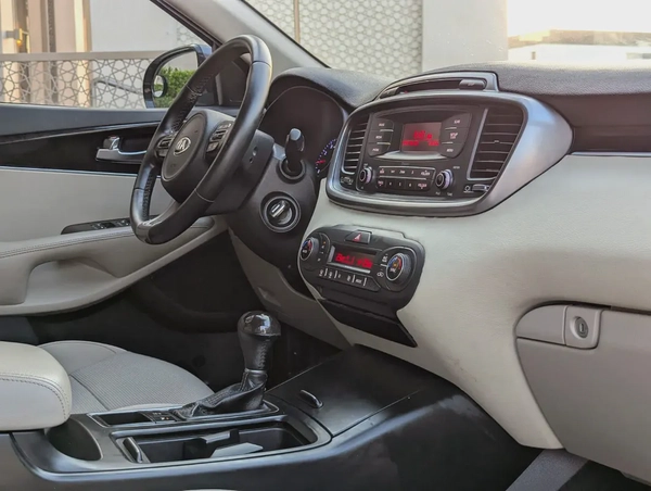 Kia Sorento 2016 GCC V6 Premium Condition 7 Seater Perfect Inside Out Low KM Family SUV
