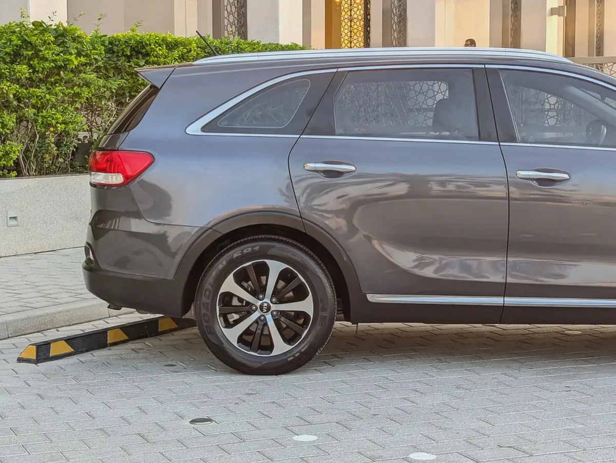 Kia Sorento 2016 GCC V6 Premium Condition 7 Seater Perfect Inside Out Low KM Family SUV-18-18