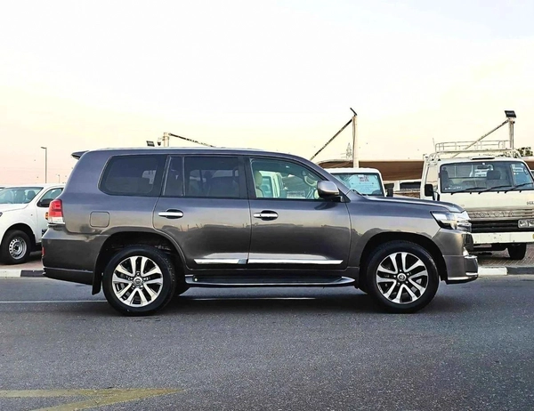 Toyota Land Cruiser  5.7 BIG ENGINE/ SHAPE 2021/ FULL OPTION / EXPORT ONLY / LOT#46060