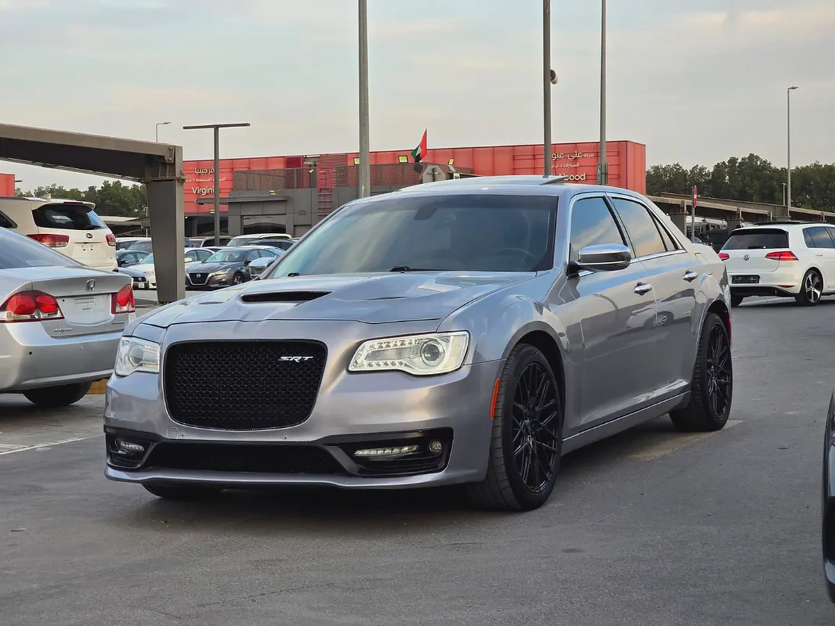 كرايسلر 300c مواصفات امريكية هيمي 8 سلندر بحالة جيدة