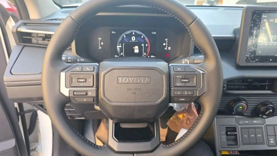 Toyota Hilux Hilux E 2.8L MT-10