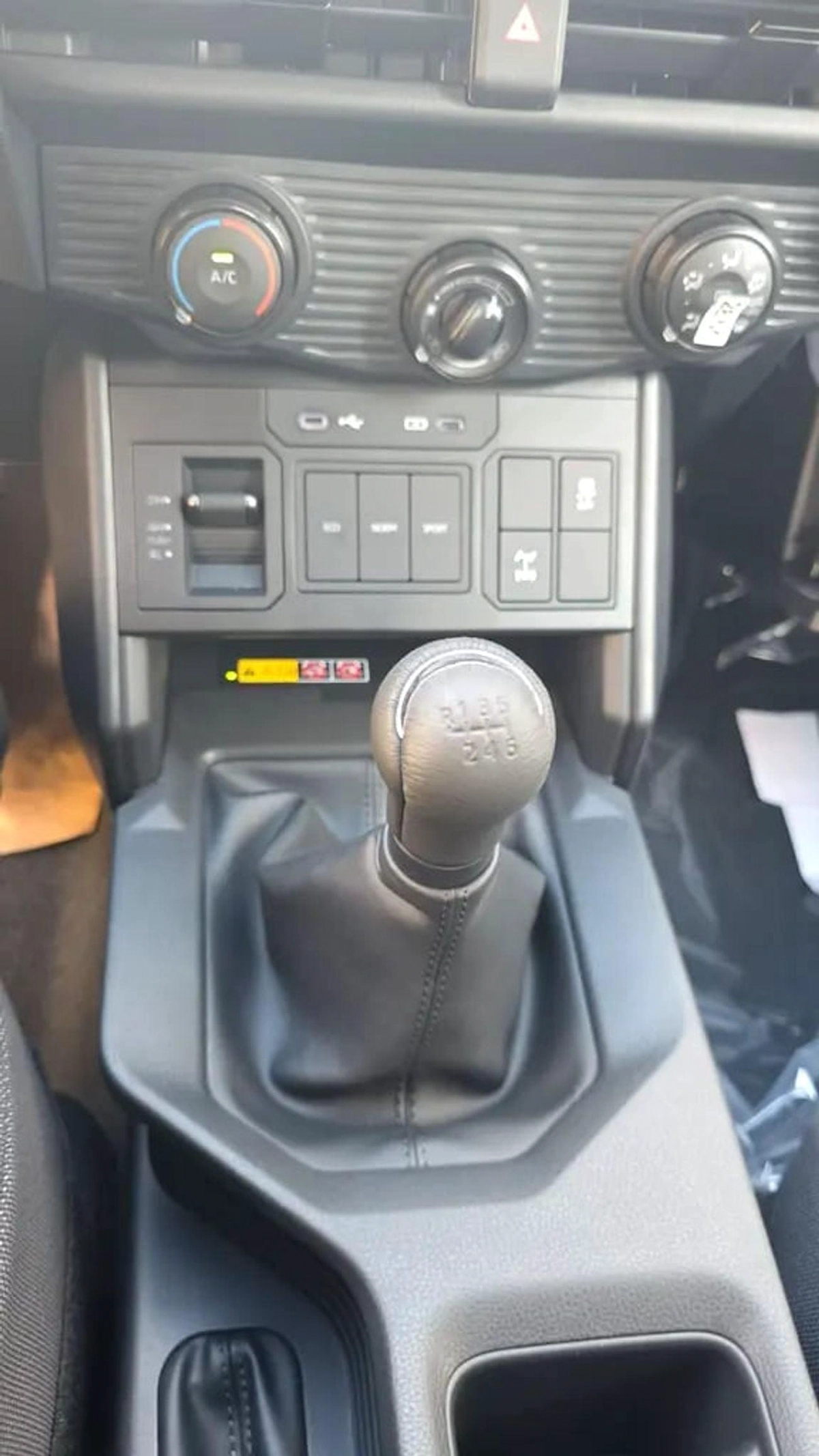Toyota Hilux Hilux E 2.8L MT-12-0