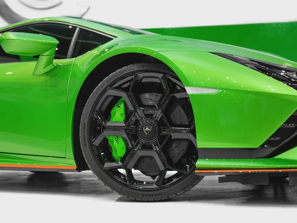Only 408 Km Extended Interior and Exterior Carbon Package Tecnica 2023 : SWAP your car to grab it
