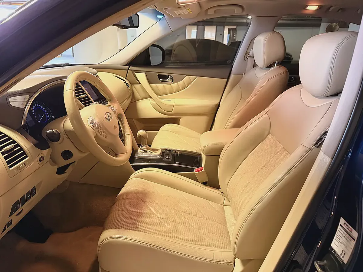 Infiniti QX70 V6 3.7 2017 Model GCC Specs With Partial service History In Perfect Condition-8-8