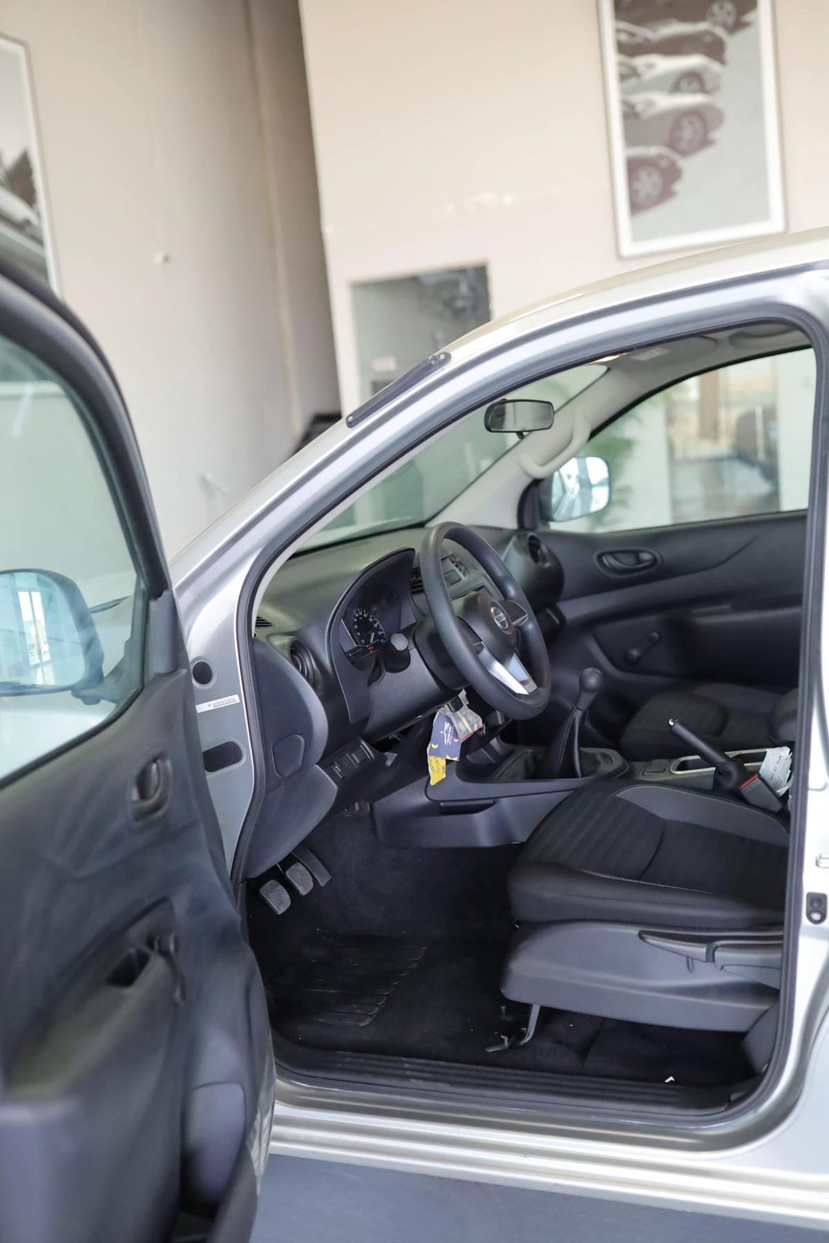 NISSAN NAVARA 2.5 PETROL XE 4X2 MT SC PLUS-24-24