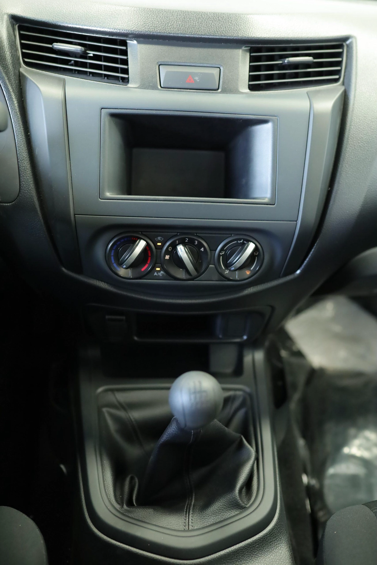 NISSAN NAVARA 2.5 PETROL XE 4X2 MT SC PLUS-22-22