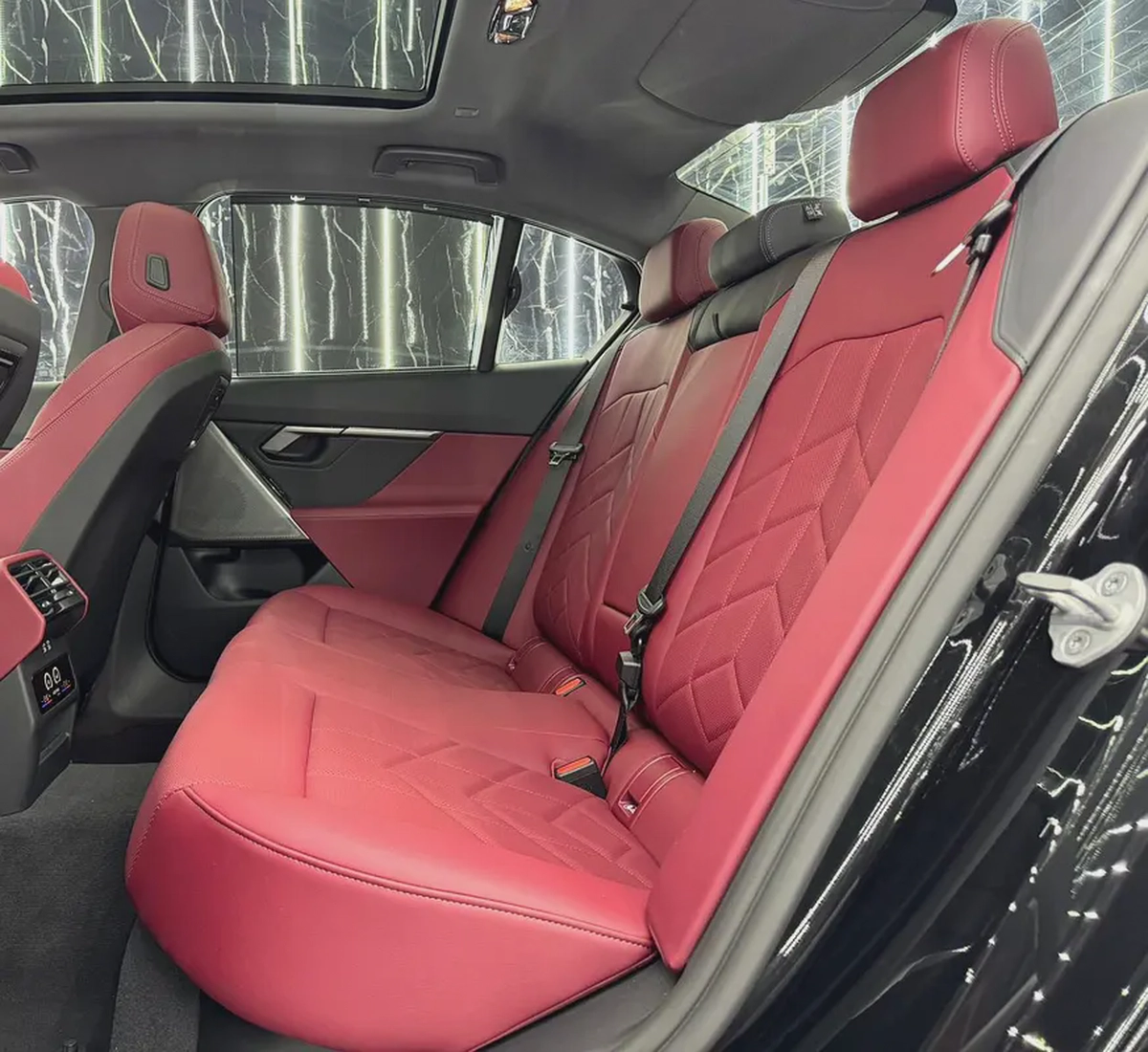 Exclusive offer | LOW Mileage | GCC | Luxury Sedan | AGMC Warranty 2028 | AGMC Service 2028-19-19