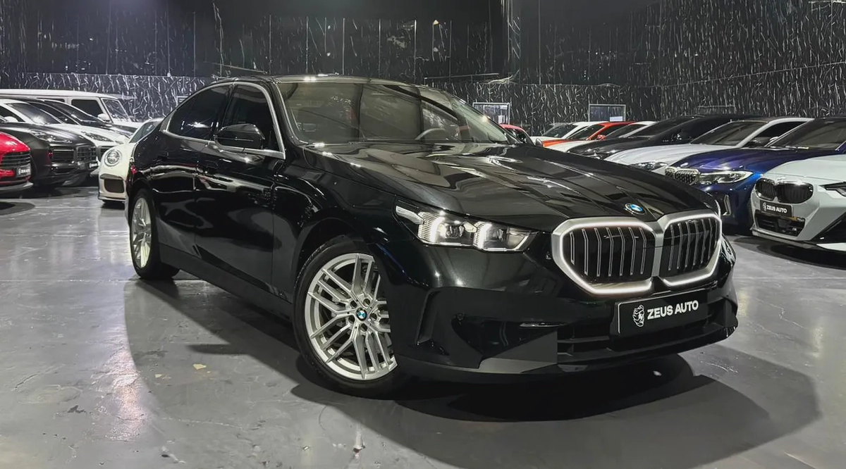 Exclusive offer | LOW Mileage | GCC | Luxury Sedan | AGMC Warranty 2028 | AGMC Service 2028-2-2