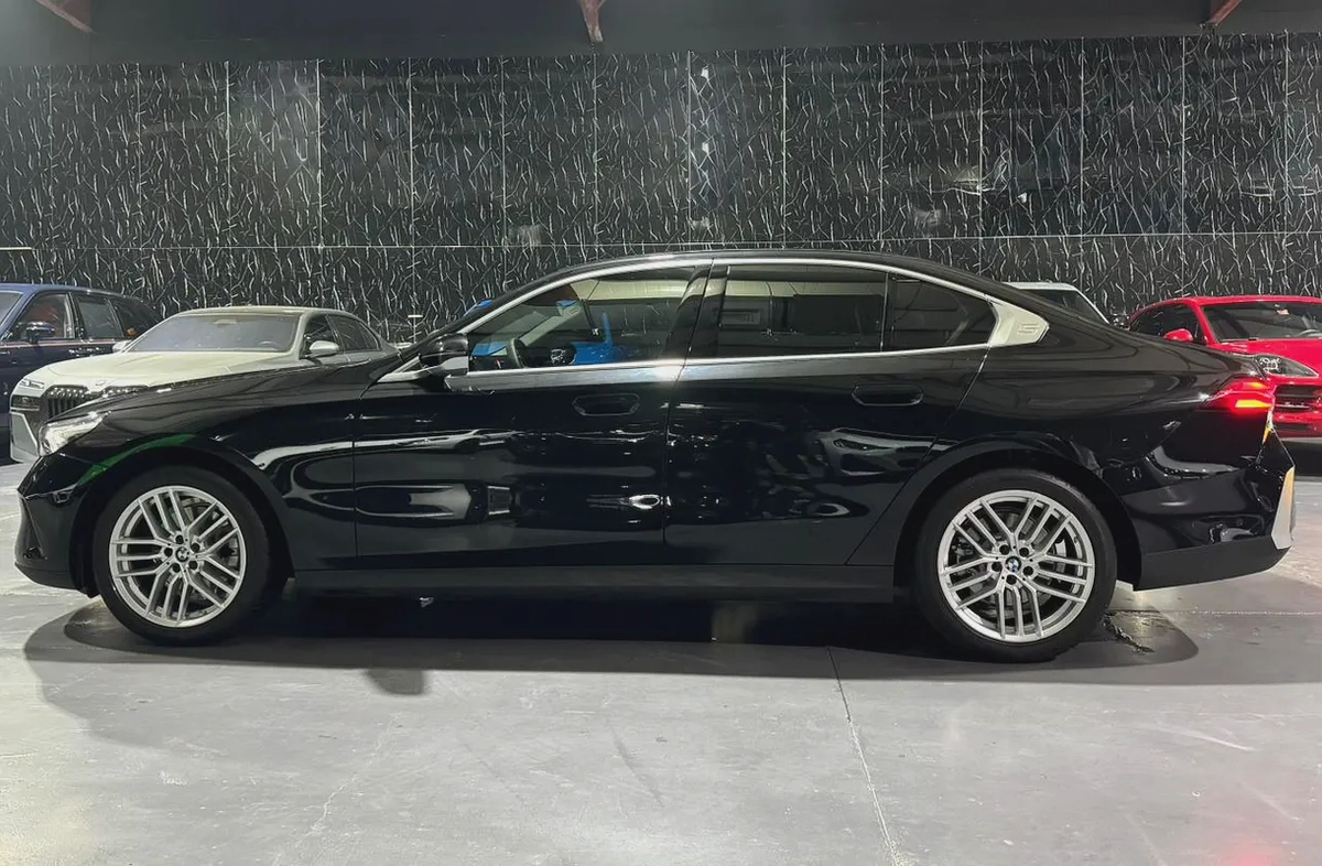 Exclusive offer | LOW Mileage | GCC | Luxury Sedan | AGMC Warranty 2028 | AGMC Service 2028-5-5