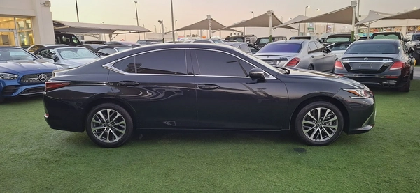 Lexus ES350 Gcc specs (no warranty)