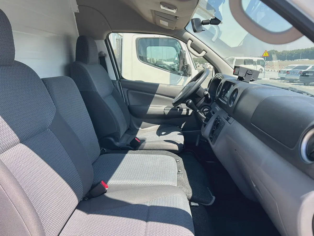 2022 Nissan Urvan | Chiller friezer | Manual Van | GCC | Screen | Ref#1014-10-10