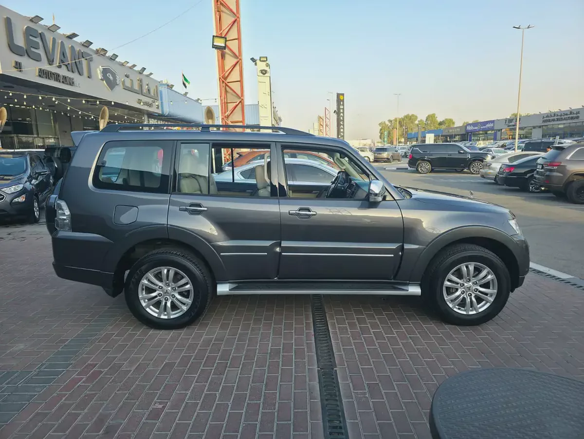 Mitsubishi Pajero 2019 GLS Top Line | GCC Specs | Full Service History From Company Well Maintained-5-5