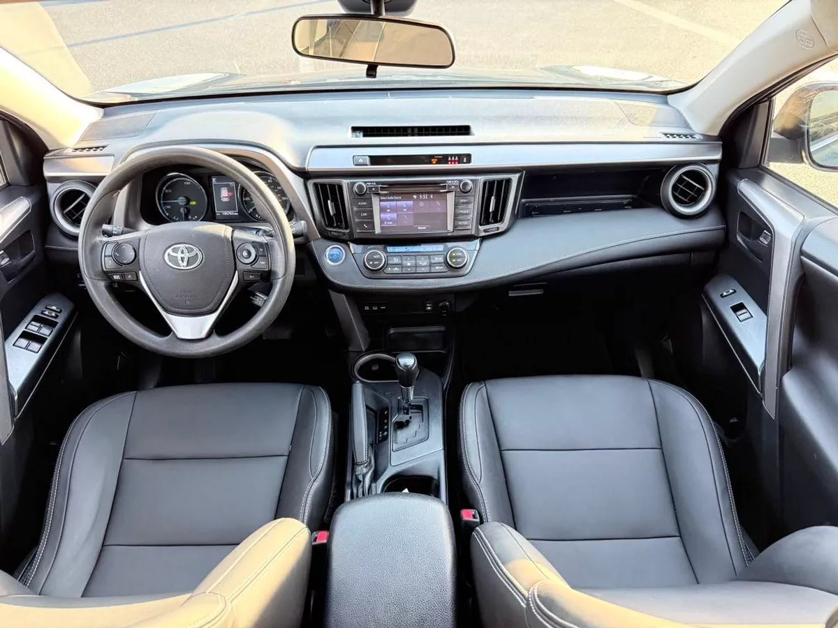 Toyota RAV4 2018 model LE hybrid-4-0