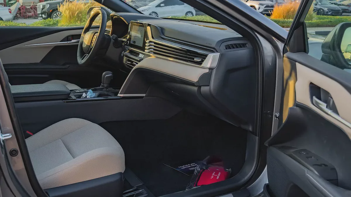 2026 Toyota Camry LE 2.5L AT Hybrid (Gray)-8-8