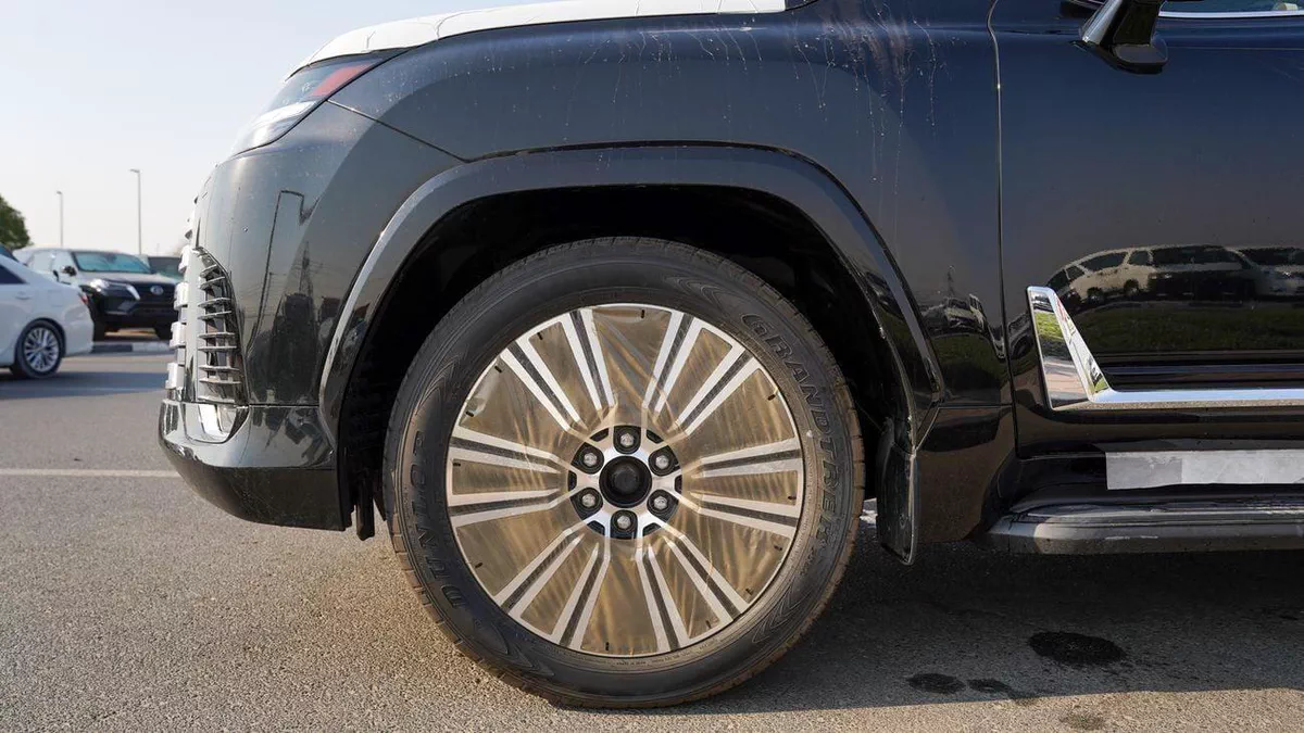 Lexus LX600 SIGNATURE-18-0
