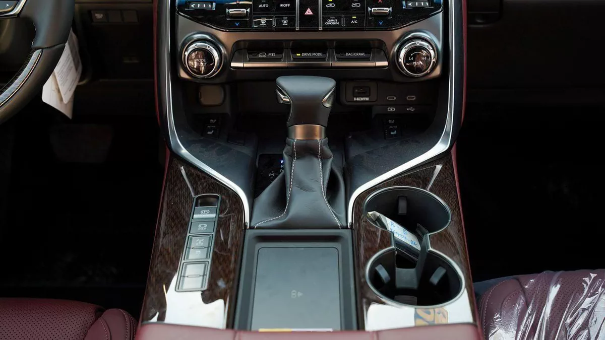 Lexus LX600 SIGNATURE-6-0