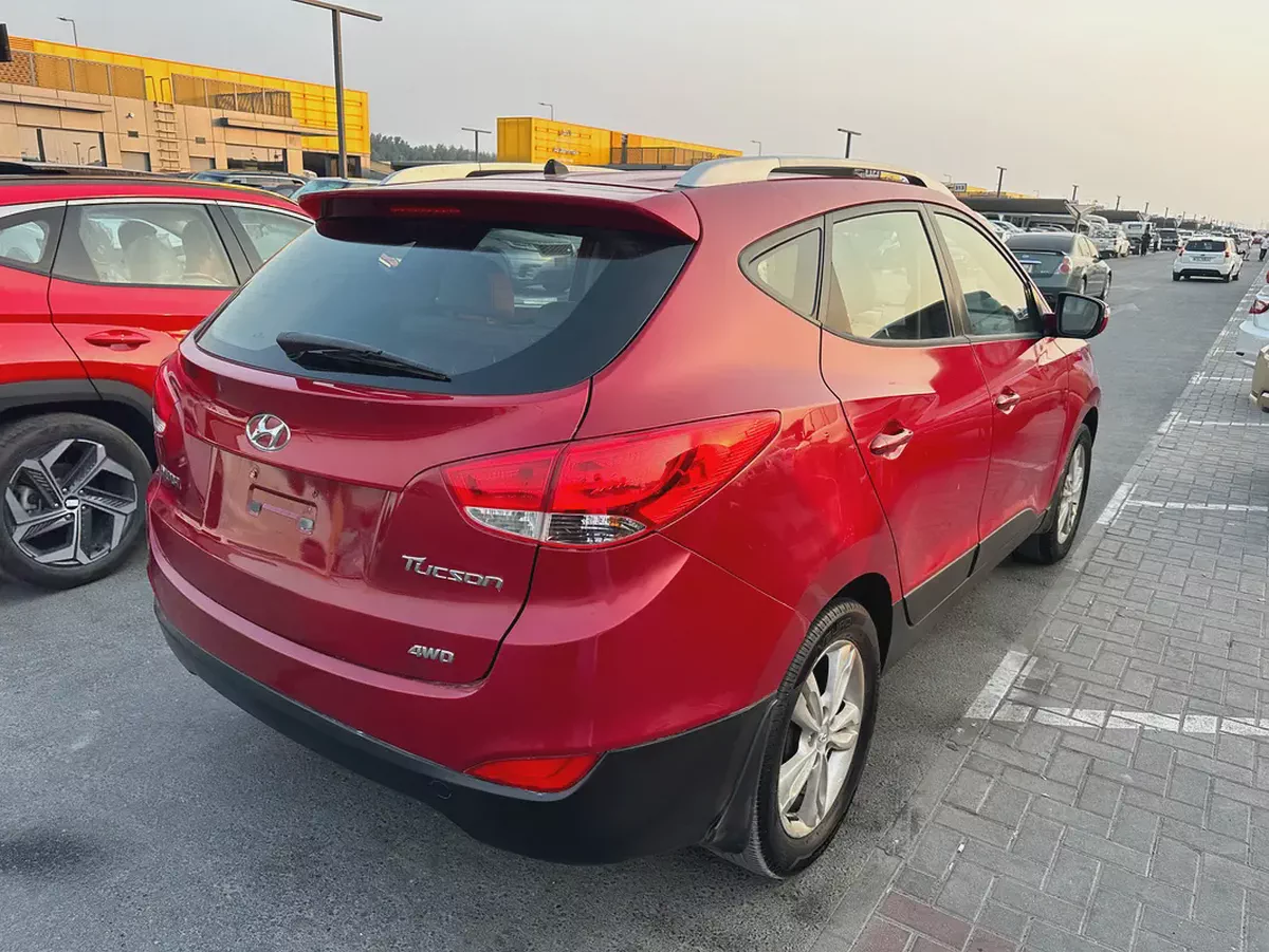 Hyundai tucson 2013 red color GCC calen car-12-12