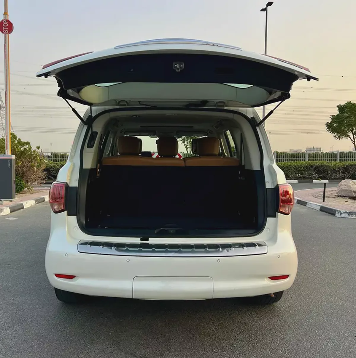 Pristine Infiniti QX80 Luxury 2016 | GCC Specs | Full Service History-9-9