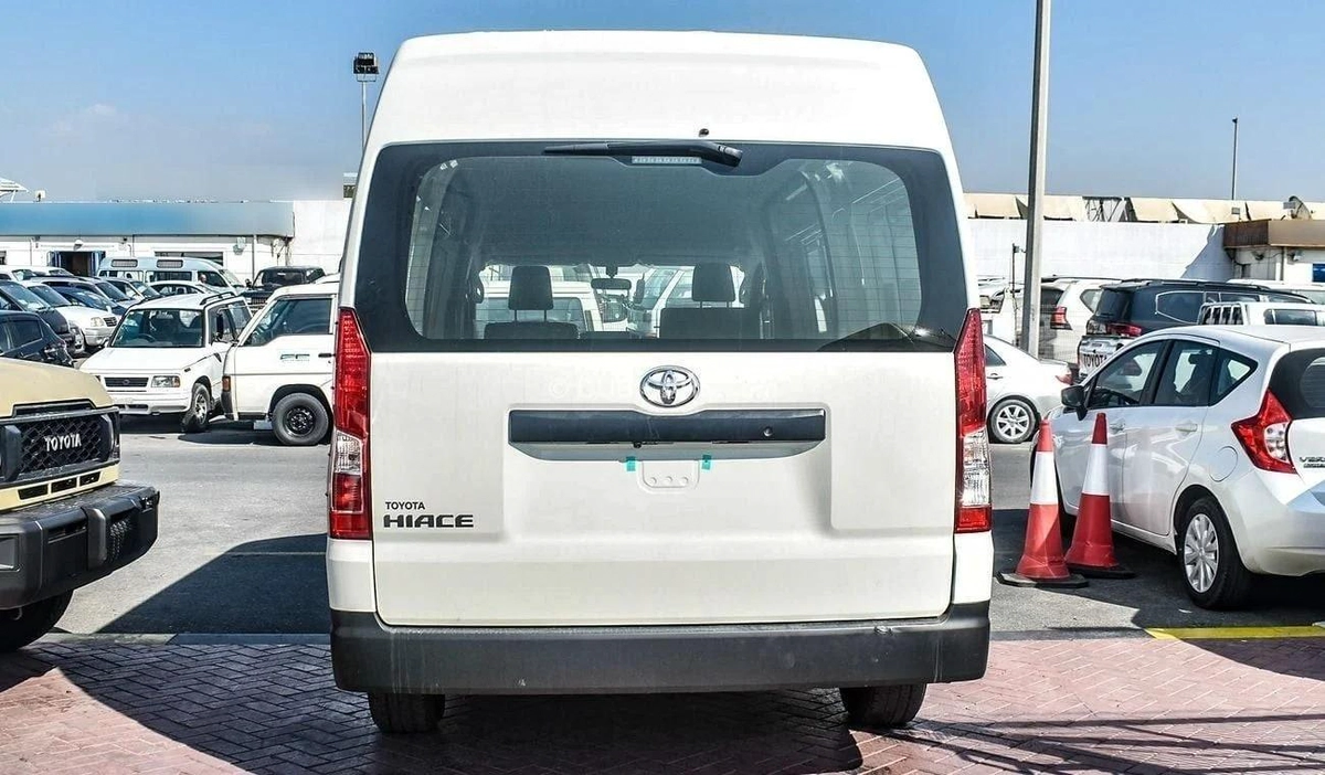 Toyota Hiace Cargo Van-7-7