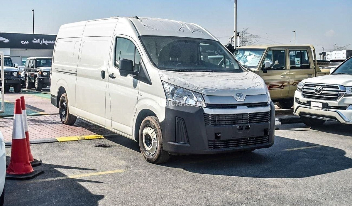 Toyota Hiace Cargo Van-9-9