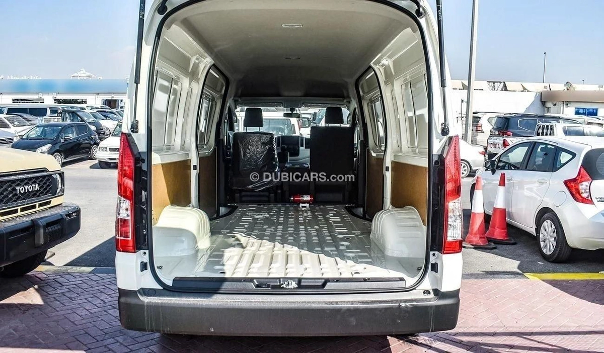 Toyota Hiace Cargo Van-4-4