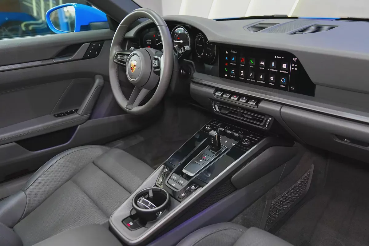 2024 - PORSCHE 911 CARRERA - V6 Prestige condition | Low Mileage for 440,000.00 AED-19-19