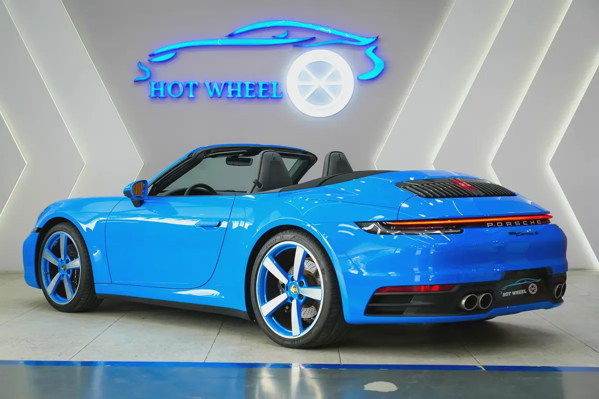 2024 - PORSCHE 911 CARRERA - V6 Prestige condition | Low Mileage for 440,000.00 AED-4-4