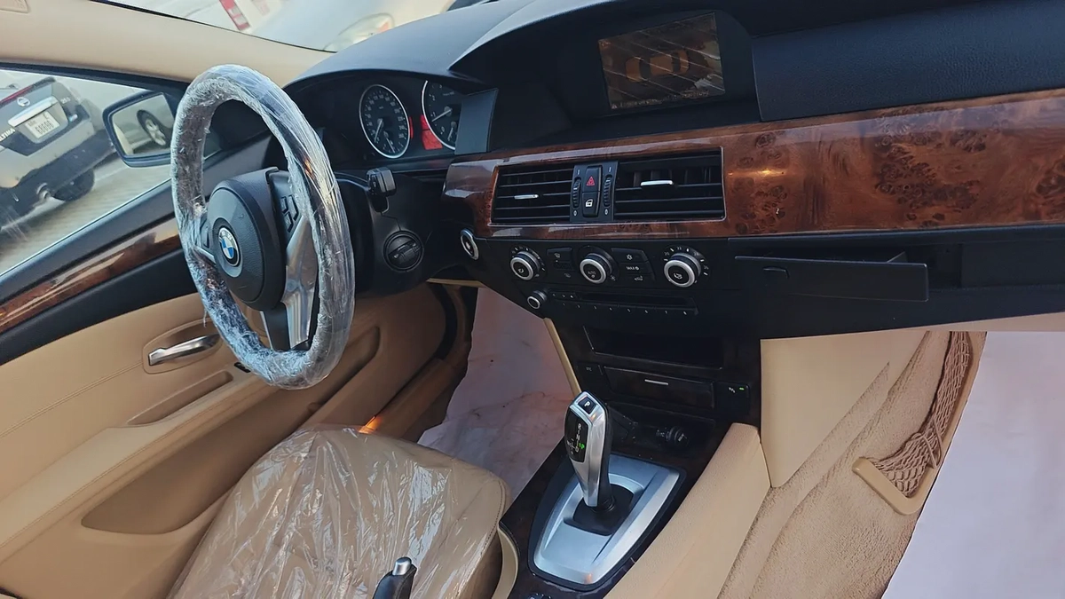 BMW 523i GCC – Luxury Sedan | Well Maintained Model: 2009 Mileage: 247,819 KM GCC Specifications Wel-15-15