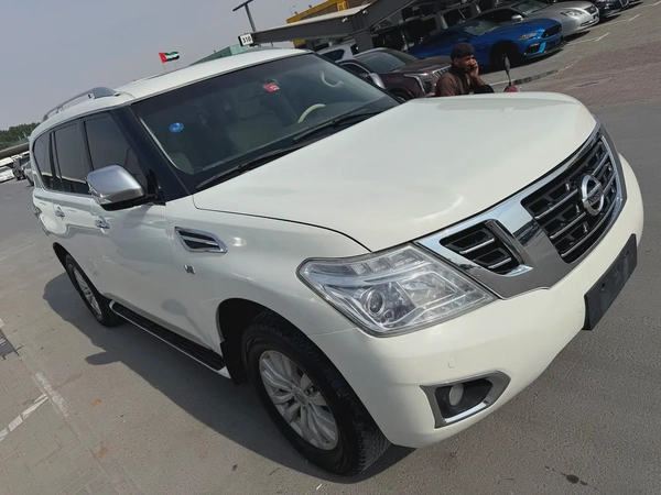 Nissan patrol 2013 fullopshin white cooor GCC calen car