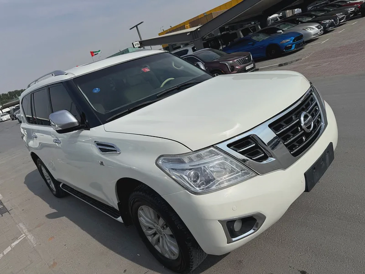 Nissan patrol 2013 fullopshin white cooor GCC calen car-1-1