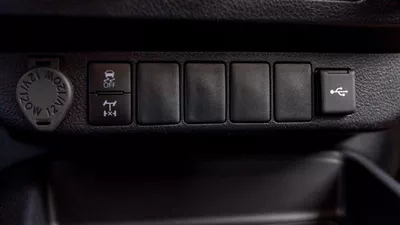 Toyota Hilux DLX HILUX 2.4L MED OPTION DIESEL 2024-13