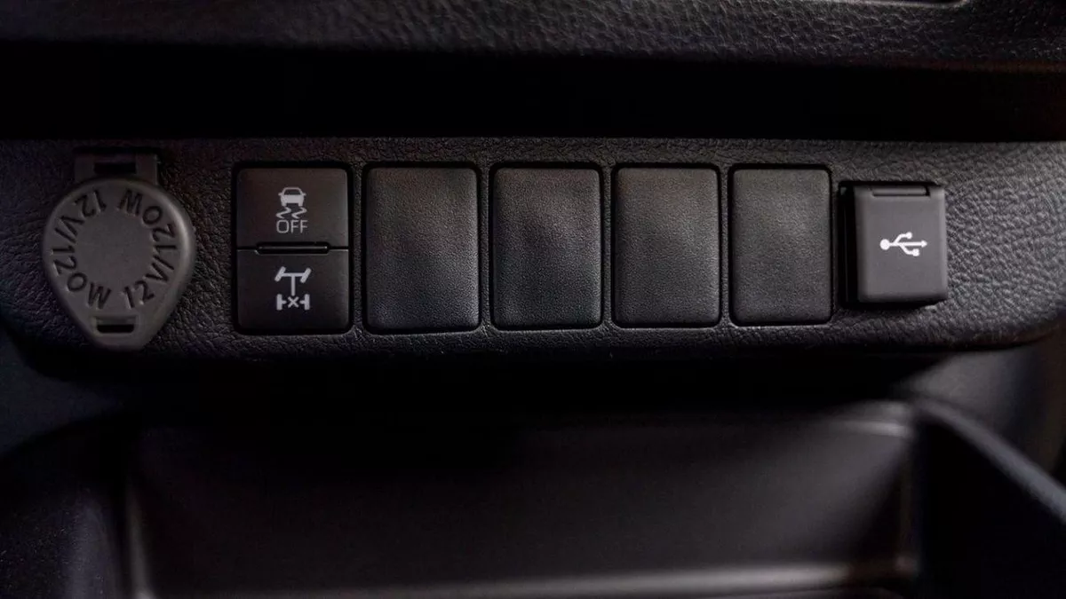 Toyota Hilux DLX HILUX 2.4L MED OPTION DIESEL 2024-13-0