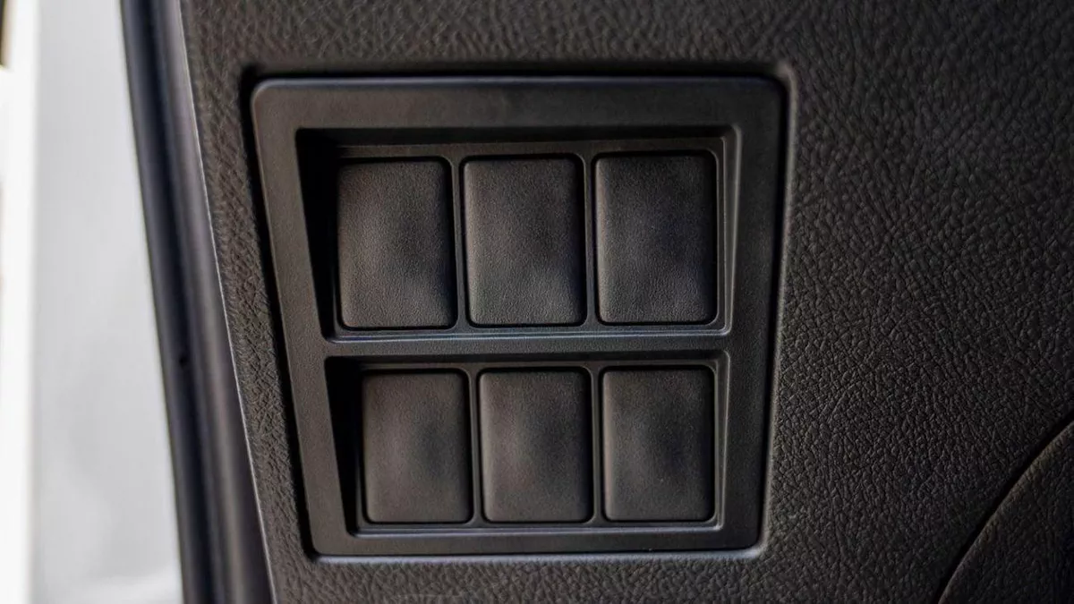 Toyota Hilux DLX HILUX 2.4L MED OPTION DIESEL 2024-18-0