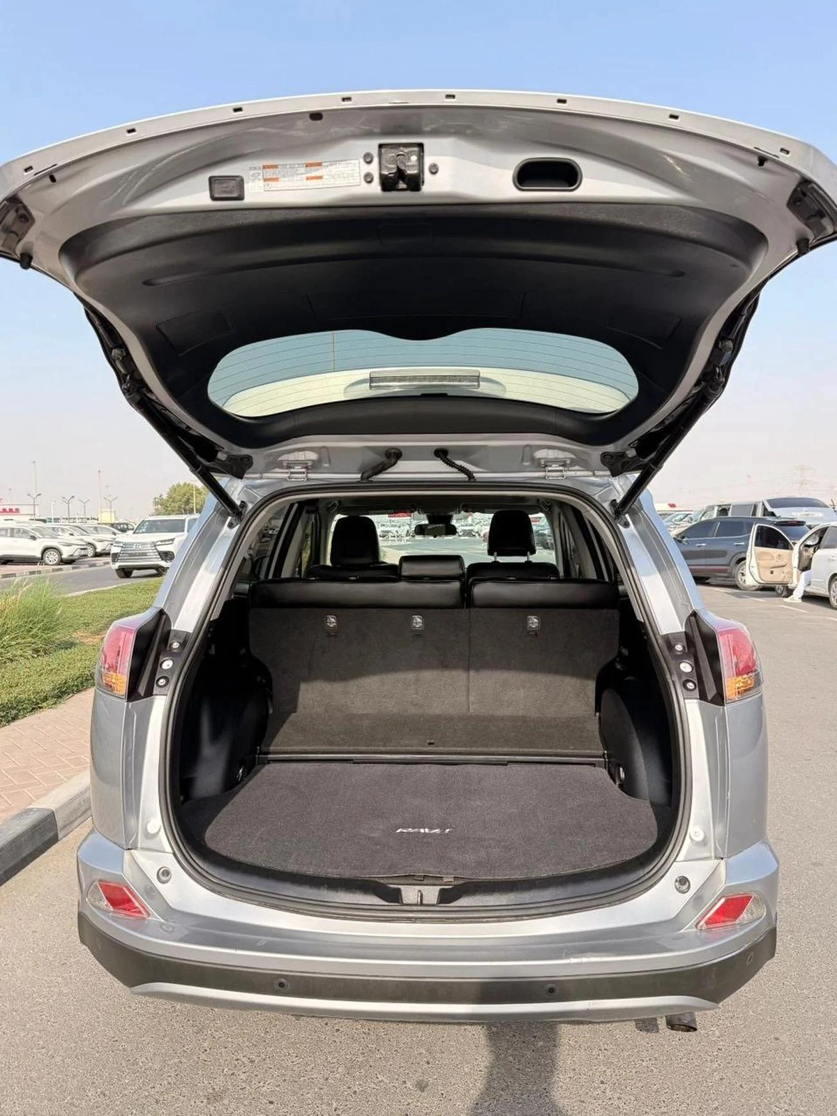 Toyota RAV4 VXR Hybrid XLE 2.5L-9-9
