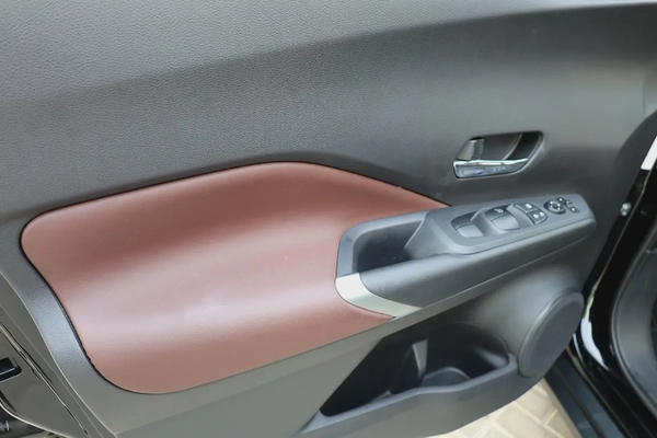 NISSAN KICKS SL 1.6L - GCC SPECS - 5 YEARS UNDER WARRANTY - FREE SERVICE CONTRACT - ACCIDENT FREE -