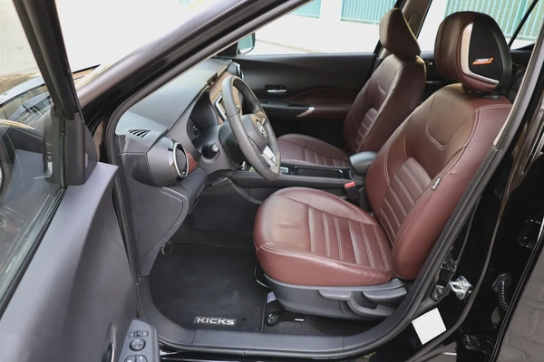 NISSAN KICKS SL 1.6L - GCC SPECS - 5 YEARS UNDER WARRANTY - FREE SERVICE CONTRACT - ACCIDENT FREE -
