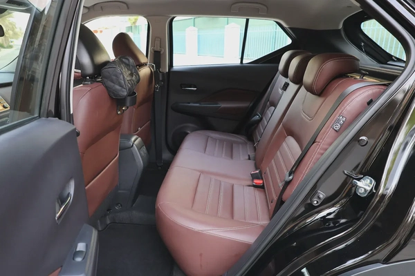 NISSAN KICKS SL 1.6L - GCC SPECS - 5 YEARS UNDER WARRANTY - FREE SERVICE CONTRACT - ACCIDENT FREE -